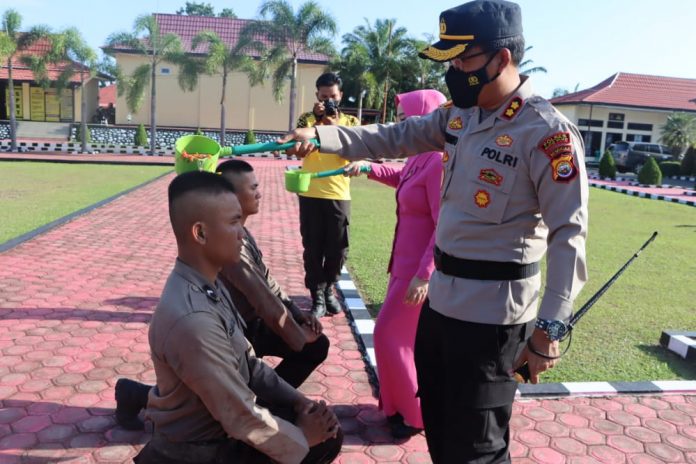 Kapolres Mukomuko Saat Menyiramkan Air Kembang Semangat Kepada Bintara Polri