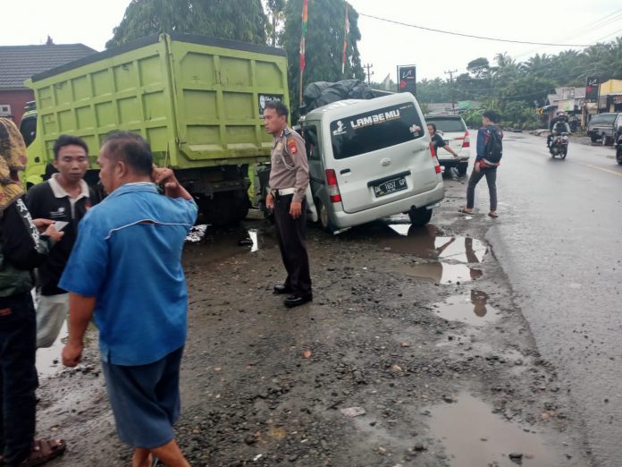 Kejadian Lakalantas di depan SPBU Pondok Kelapa Grand Max Tumbur Truk Parkir