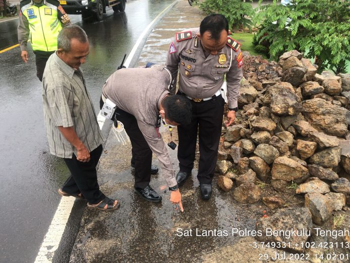 Olah TKP di Jalan Lintas Bengkulu Kepahiang Oleh Polres Bengkulu Tengah