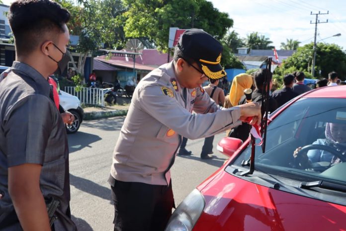 Kapolres Mukomuko Polda Bengkulu AKBP Nuswanto, SH, S.IK, MH, juag berkesempatan memasangkan langsung bendera pada kendaraan