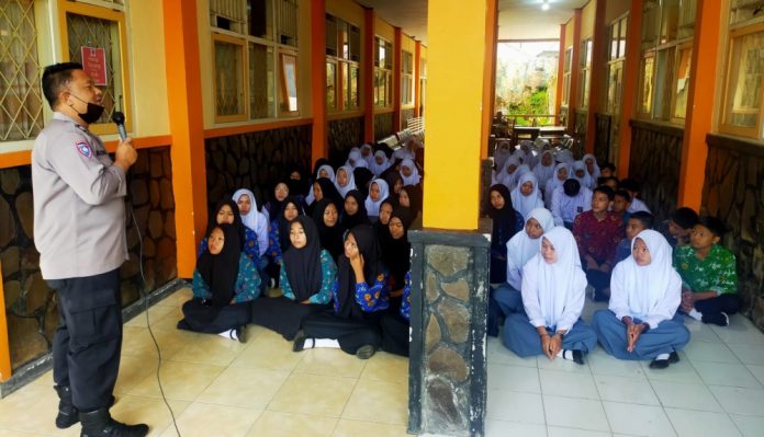 Police Goes To School, Satbinmas Polres RL Ingatkan Pelajar Hormati Guru dan Orang Tua