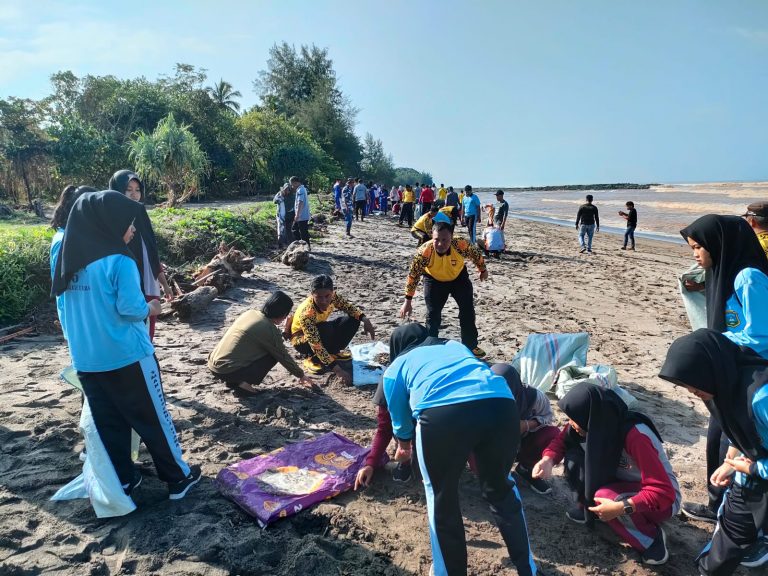 Persoalan Sampah Tak Kunjung Usai, Polsek Ketahun Turun Tangan